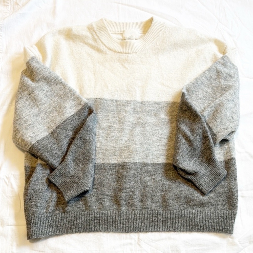 H&M Women's Cream and Gray Crewneck Sweater